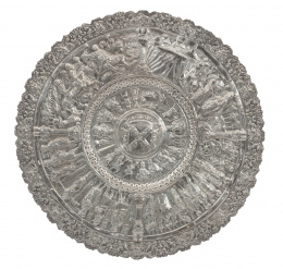 1067.  Plato decorativo de plata con decoración repujada de escenas mediavales, h. 1900.