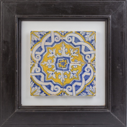 668.  Panel de azulejos esmaltados en azul, y amarillo, con motivos geométricos y hojas.Portugal, S. XVII. 