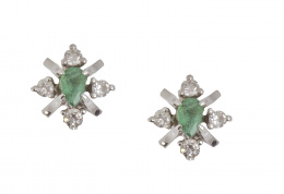 253.  Conjunto de broche barra y pendientes de brillantes y esmeralda