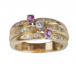 168.  Sortija de tres aros unidos con rubíes y brillantes