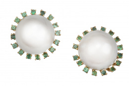 247.  Pendientes flor con perla mabe orladas de esmeraldas que rematan hilos de oro