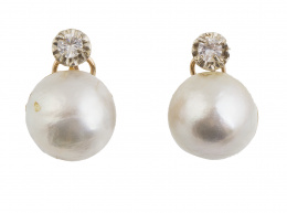 268.  Pendientes con perla mabe y símil de brillante 