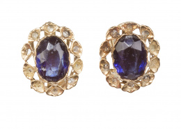 56.  Pendientes de pp. S. XX con zafiro sintético y orla de símil de diamantes