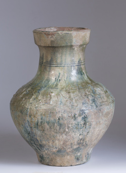 610.  Jarrón hu de cerámica vidriada en verde.Posiblemente dinastia Han (206 AC - 220 DC)