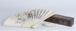 1175.  Abanico de marfil tallado y seda bordada de flores e insectos.Trabajo cantonés, ffs. del S. XIX