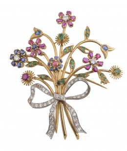 120.  Broche floral tutti frutti años 50 con brillantes, rubíes, esmeraldas y zafiros que componen ramo de flores y hojas anudado por lazo de brillantes