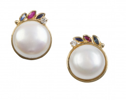 279.  Pendientes perla mabe con zafiros y rubí marquisse y circonita