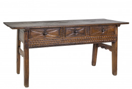 525.  Bufete de madera de castaño, con tres cajones de talla geométrica en el frente.Trabajo asturiano, S. XVIII 