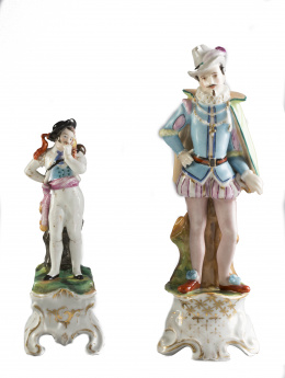 1046.  Personaje vestido a la manera del S. XVII y bandolero de porcelana esmaltada.París, S. XIX.