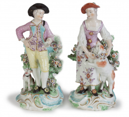 936.  Pareja de figuras pastoriles de porcelana esmaltada.Inglaterra, mediados del S. XVIII.
