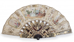 1003.  Abanico con país en raso de seda con cartelas enmarcadas por lentejuelas y escenas pintadas a "gouache", padrones simulando carey, dorados y plateados.Francia, h. 1800.