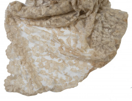 995.  Mantilla de blonda en blanco con decoración floral, h. 1890.