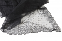 994.  Mantilla triangular negra con plumetti, h. 1890.