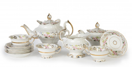 1192.  Juego de té en porcelana esmaltada con decoración floral y dorada.Fábrica de Santa Clara, S. XX.