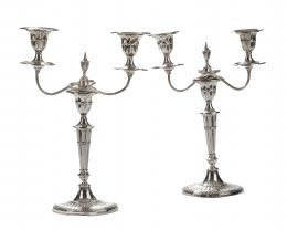 1198.  Pareja de candelabros en plata que se transforman en candeleros. Con marcas.Londres, 1894.