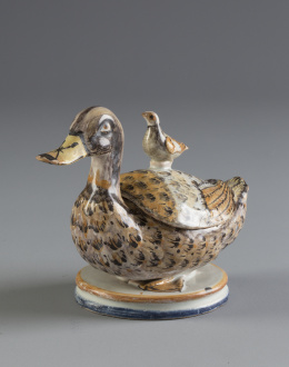 1039.  Cremera con tapa de cerámica esmaltada. "A" marcada en la base.Serie fauna de Alcora, 1798-1815.