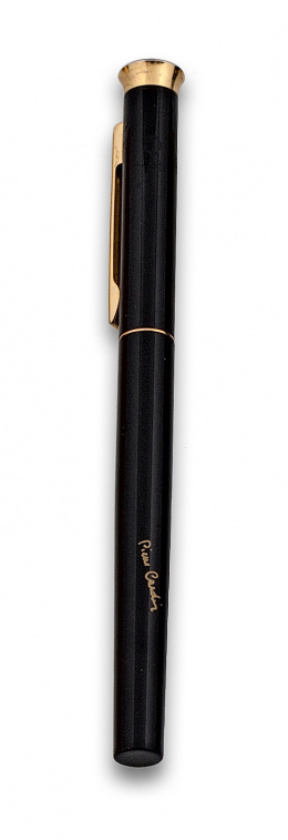 687.  Pluma estilográfica pierre Cardin en laca negra.