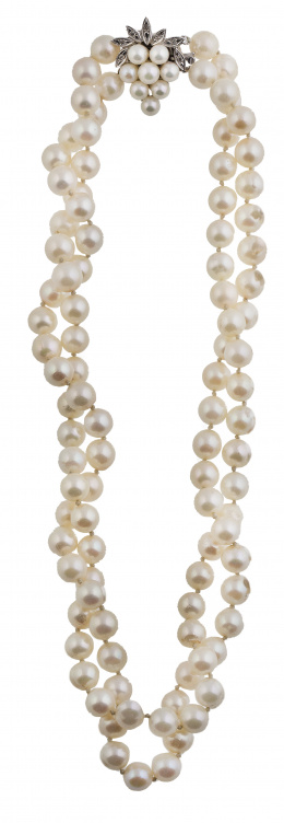 199.  Collar de dos hilos de perlas cultivadas con cierre de racimo de perlas y brillantes