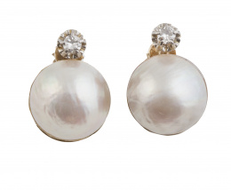 206.  Pendientes con perla mabe y brillante