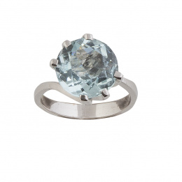 251.  Sortija con aguamarina de talla oval en montura de garras de hilo de oro
