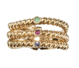 148.  Sortija con tres alianzas gallonadas unidas, con centro esmeralda rubí y zafiro respectivamente