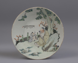 1245.  Plato de porcelanada esmaltada con anciano sabio y un niño en un paisaje.China, S. XIX.
