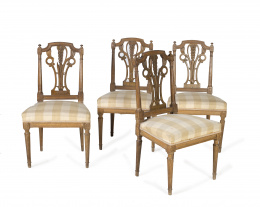 677.  Conjunto de cuatro sillas Carlos IV en madera de nogal torneado, tallado y calado.España, ff. S. XVIII.