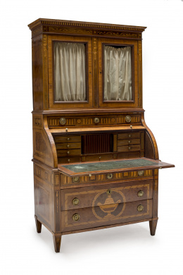 678.  Buró librería Carlos IV en madera de nogal con marquetería de maderas finas.España, pp. S. XIX.