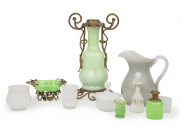 735.  Lote de diez opalinas en blanco, gris y verde, alguna parcialmente dorada.Francia, S. XIX - XX.