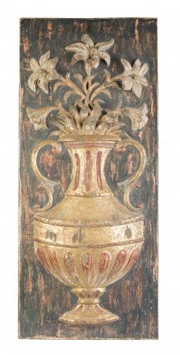 918.  Relieve en madera tallada, dorada y policromada representando un jarrón con lirios.Trabajo español, sigue modelos Carlos IV.