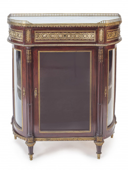 1074.  Entredós de madera de caoba y bronce dorado de estilo Luis XVI.Francia, h. 1890.