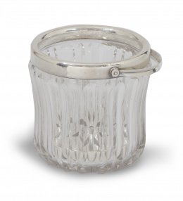 557.  Hielera en cristal y plata, con marcas. Durán.