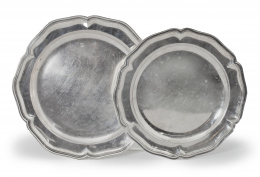 528.  Dos platos ingletados de plata en su color, uno más pequeño que otro. Con marcas.Juan Farquet*, Eugenio Melcón. Madrid, 1762.