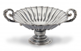 559.  Centro en plata con asas y decoración gallonada.