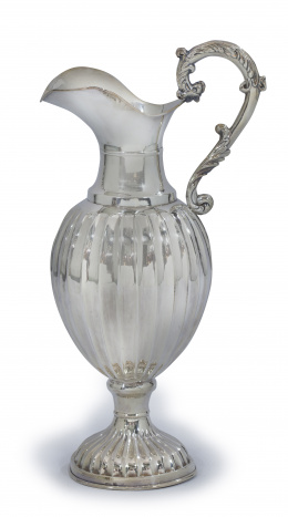 714.  Jarro de plata en su color, S. XX