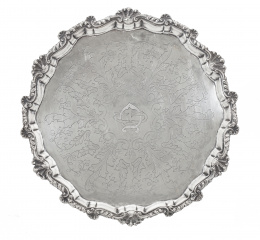 553.  Salvilla en plata con decoración grabada de hojas y palmetas, S. XX.