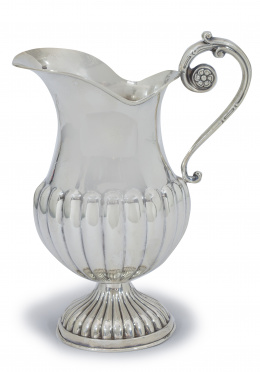 551.  Jarro de agua de plata en su color, de la platería Agruña, S. XX.