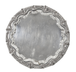 1181.  Salvilla circular de plata en su color, relevada y cincelada decorada con hojas y palmetas. S. XX.