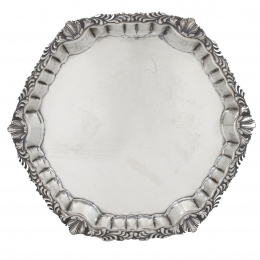 715.  Salvilla hexagonal de plata en su color con hojas y palmetas. Con marcas.S. XX.