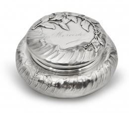 562.  Cajita de plata Art-Nouveau, grabada "Mercedes", h. 1890.