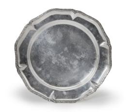 566.  Fuente redonda de plata con hojas en el perímetro. Con marcas. Dionisio García, h. 1940.