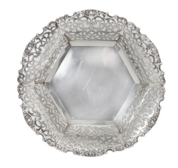 565.  Centro de plata de estilo inglés, con alero calado.Matilde Espuñes, (1909-1950).