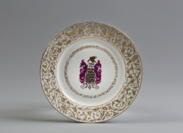 972.  Plato Luis Felipe en porcelana esmaltada con escudo nobiliario. Con marca estampada de “Sévres 1846”Sévres, 1846