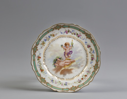 973.  Plato en porcelana esmaltada decorado con escena de ángelitos firmada por Debrie.Con marcas estampadas de “Sévres 1846” y "Chateau de St. Cloud".Sévres, 1846