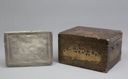 1064.  Caja de té en madera lacada con decoración de personajes en arquitecturas y dragones.Con interior de estaño con la tapa grabada.Trabajo Chino para la exportación, S. XIX.