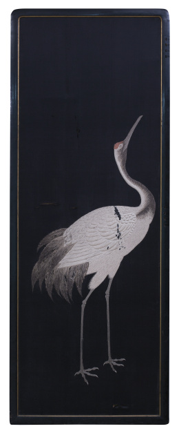 609.  Puerta de biombo con seda representando una garza y reborde de madera lacada en negro.Japón, periodo Meiji, ffs. del S. XIX.