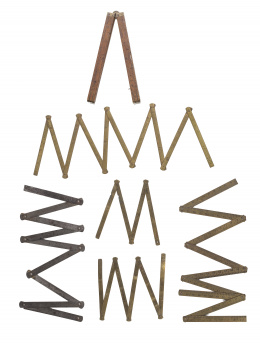 1006.  Colección de seis reglas o metros plegables, cuatro en latón dorado, uno en hierro y otro en madera, S. XIX.