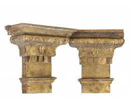 916.  Dos capiteles en madera tallada y policromada.Trabajo español, S. XVII