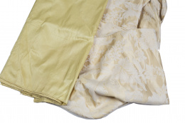 912.  Dos telas: una en seda natural y otra en damasco amarillo.Fundación del Generalísimo, S. XX