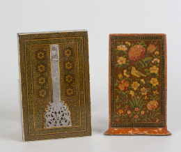 625.  Espejo de viaje en laca, con marquetería de micromosaico Khatamkari, marfil policromado y soporte de plata de decoración geométrica.Dinastia Qajar, Persia S. XIX.